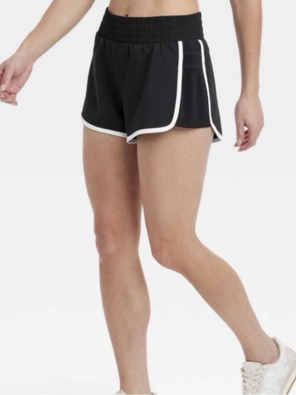 NWT All in Motion Woven Mid Rise Piped Dolphin Shorts (Black/White- Medium)